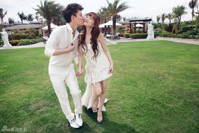 Ngày 7/6/2012, Lý Tiểu Lộ sẽ chính thức lên xe hoa cùng vị hôn phu Giả Nãi Lượng sau hơn 4 năm hẹn hò. Cả hai cũng đã đăng ký kết hôn vào tuần trước và sẵn sàng để chia sẻ những khoảnh khắc hạnh phúc của mình với khán giả.